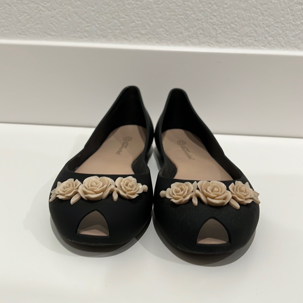 EUC calcado Guimaraes flat shoes black with light beige flowers size 38 …